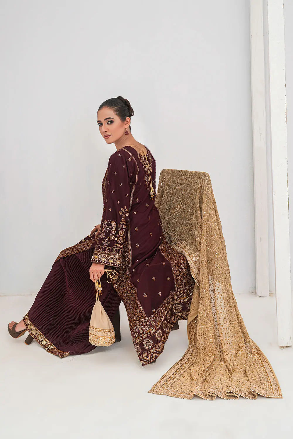 Embroidered 3-piece Pakistani suit featuring a straight-cut Kasab Net kurta, Malai lining, crushed Malai and Crepe palazzo trousers, and chiffon dupatta