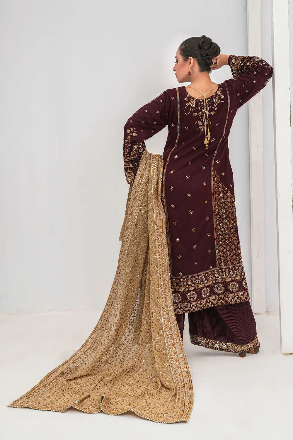 Embroidered 3-piece Pakistani suit featuring a straight-cut Kasab Net kurta, Malai lining, crushed Malai and Crepe palazzo trousers, and chiffon dupatta