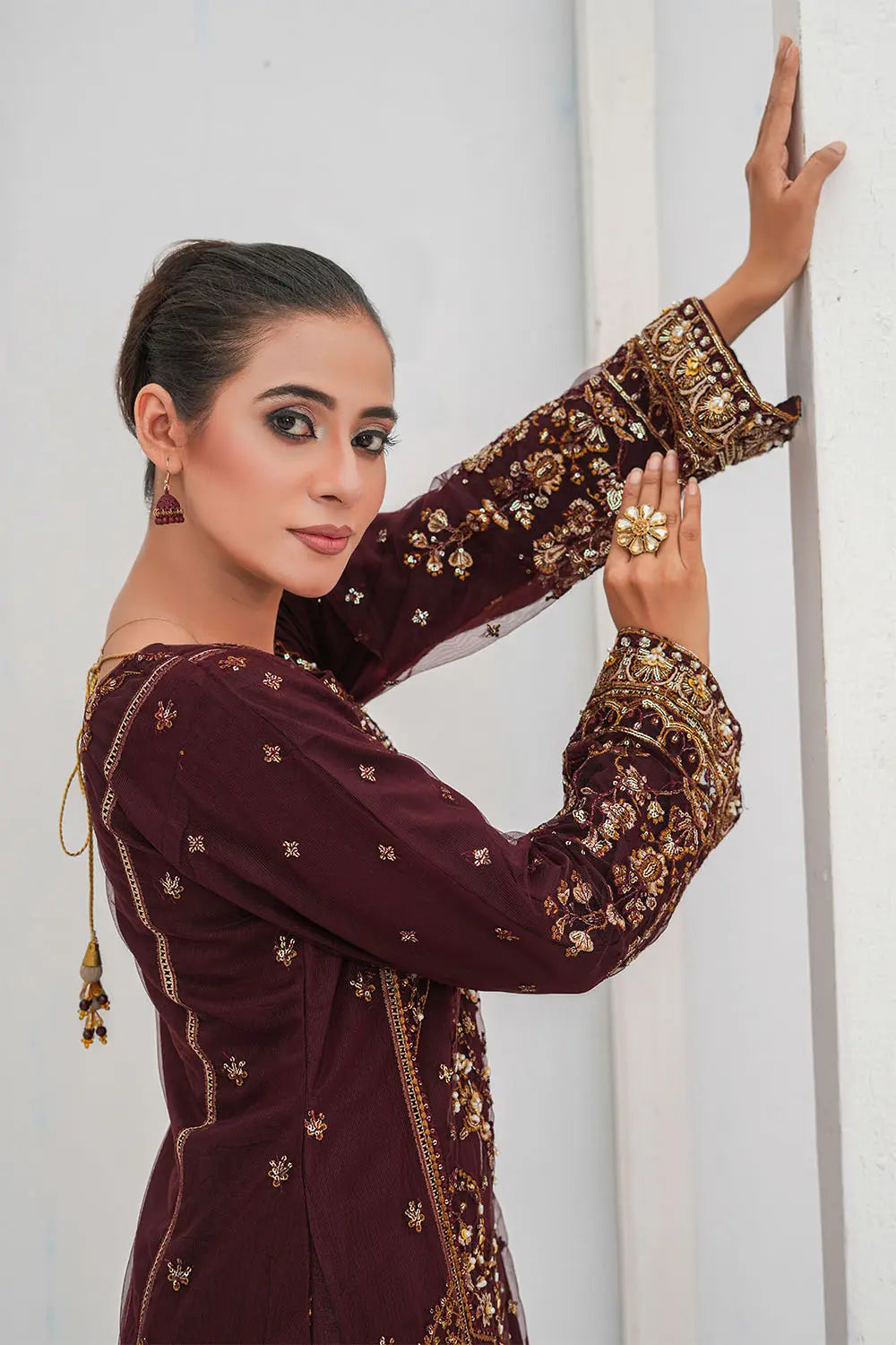 Embroidered 3-piece Pakistani suit featuring a straight-cut Kasab Net kurta, Malai lining, crushed Malai and Crepe palazzo trousers, and chiffon dupatta