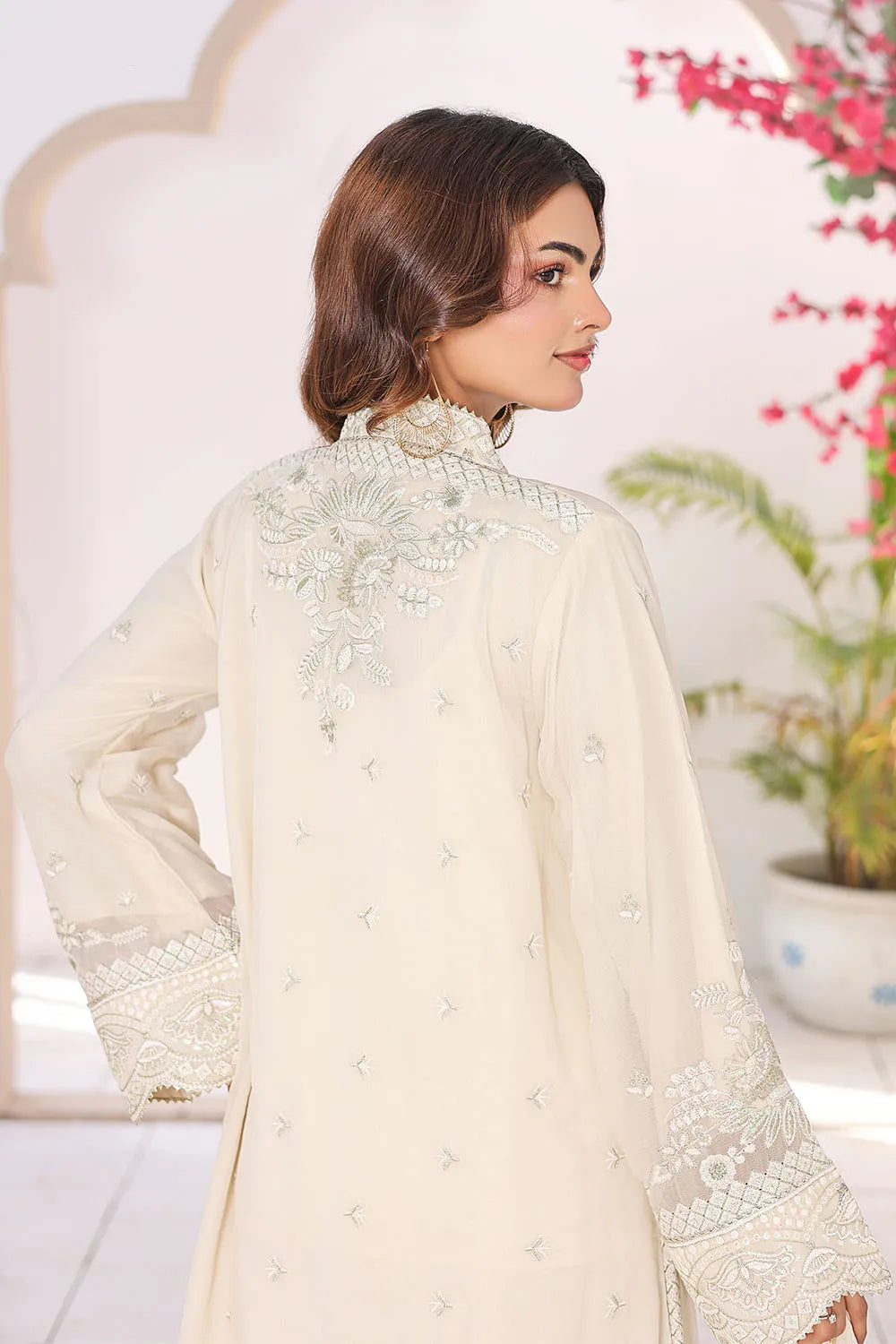 Off-white embroidered 3-piece Pakistani suit featuring a long chiffon kaftan with full lining, straight Grip trousers, and a matching chiffon dupatta.