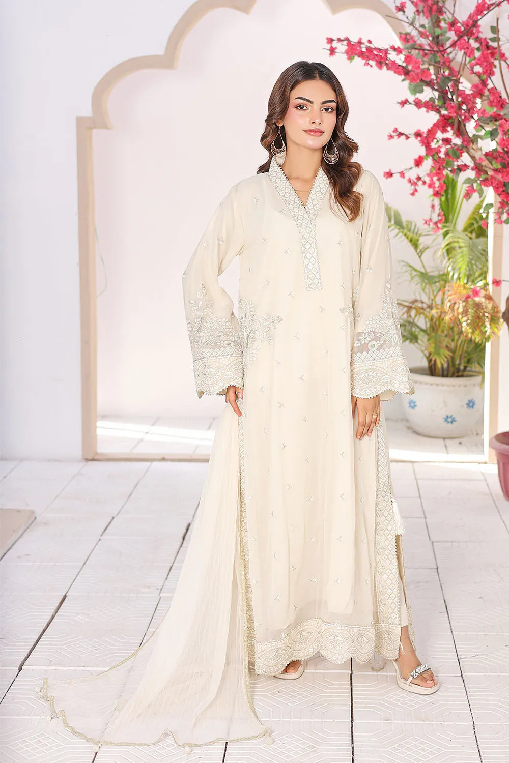 Off-white embroidered 3-piece Pakistani suit featuring a long chiffon kaftan with full lining, straight Grip trousers, and a matching chiffon dupatta.