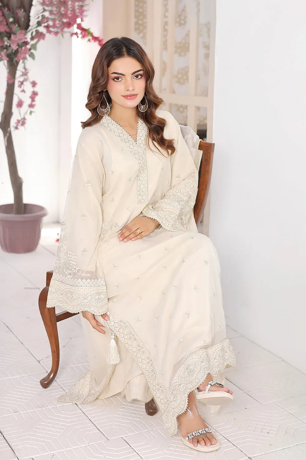 Off-white embroidered 3-piece Pakistani suit featuring a long chiffon kaftan with full lining, straight Grip trousers, and a matching chiffon dupatta.